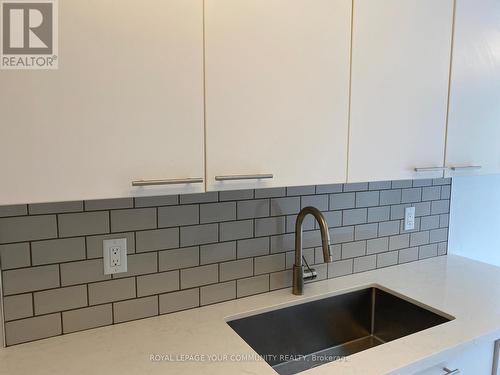 15 Fife Road, Aurora, ON - Indoor Photo Showing Kitchen