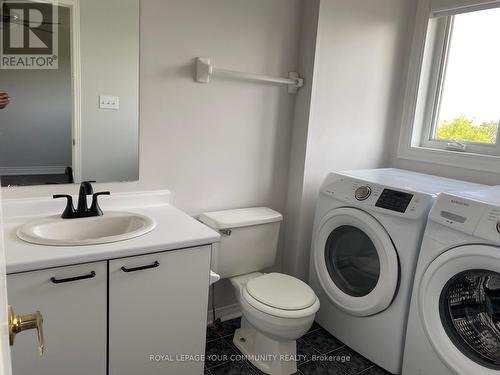 15 Fife Road, Aurora, ON - Indoor Photo Showing Laundry Room