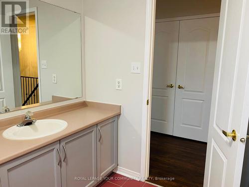 15 Fife Road, Aurora, ON - Indoor Photo Showing Bathroom