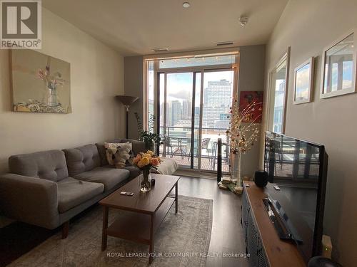 1813W - 27 Bathurst Street, Toronto, ON - Indoor Photo Showing Living Room