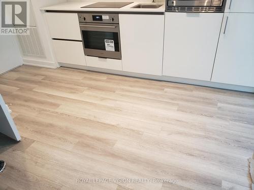 1002 - 238 Simcoe Street, Toronto, ON - Indoor Photo Showing Kitchen