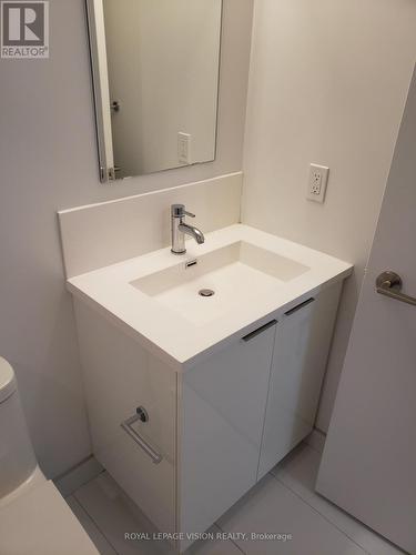 1002 - 238 Simcoe Street, Toronto, ON - Indoor Photo Showing Bathroom