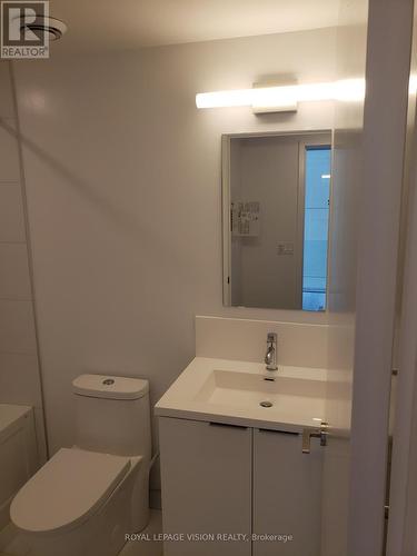 1002 - 238 Simcoe Street, Toronto, ON - Indoor Photo Showing Bathroom