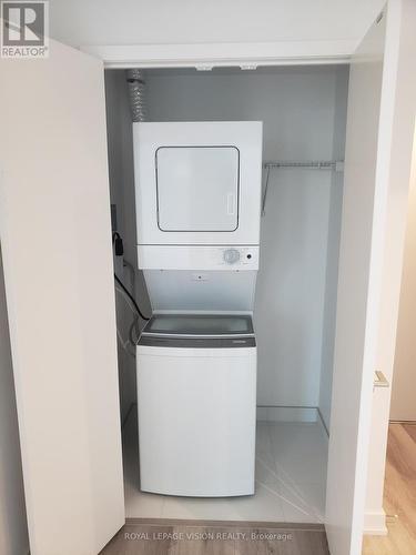 1002 - 238 Simcoe Street, Toronto, ON - Indoor Photo Showing Laundry Room