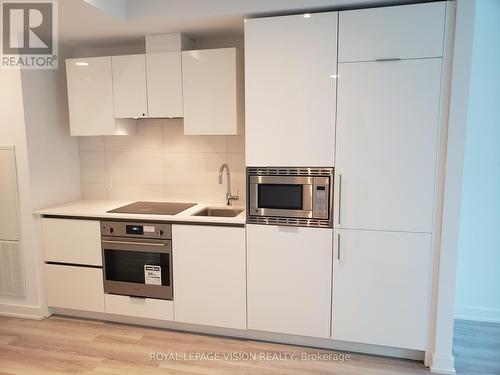 1002 - 238 Simcoe Street, Toronto, ON - Indoor Photo Showing Kitchen