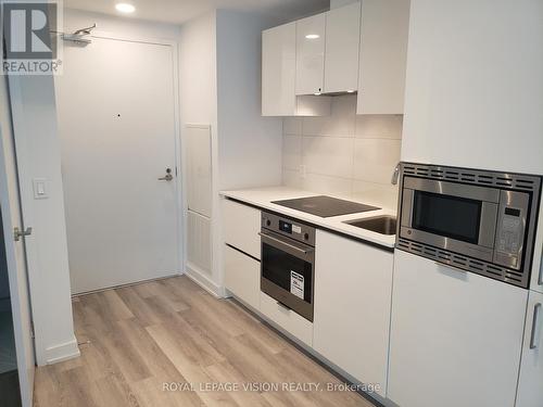 1002 - 238 Simcoe Street, Toronto, ON - Indoor Photo Showing Kitchen With Upgraded Kitchen