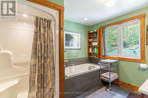 48 Russell Drive, Minden Hills, ON - Indoor Photo Showing Bathroom