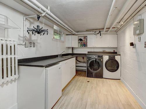 Salle de lavage - 30 Ch. Strathcona, Mont-Royal, QC - Indoor Photo Showing Laundry Room