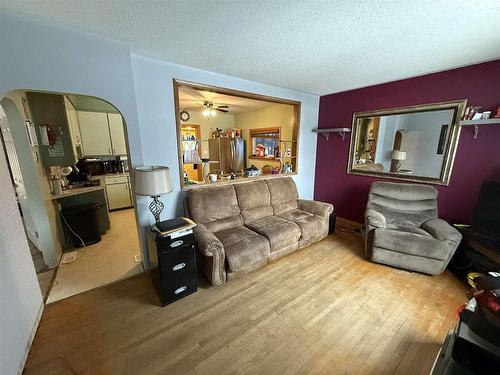 620 Faircrest Street, Thunder Bay, ON - Indoor Photo Showing Living Room