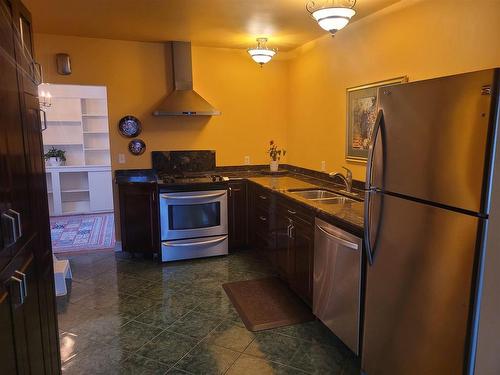 65 Strathcona Avenue, Thunder Bay, ON - Indoor Photo Showing Kitchen With Double Sink