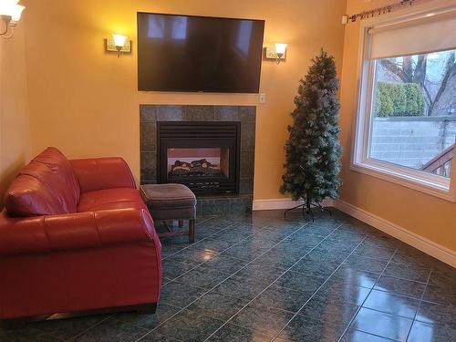 65 Strathcona Avenue, Thunder Bay, ON - Indoor Photo Showing Living Room With Fireplace