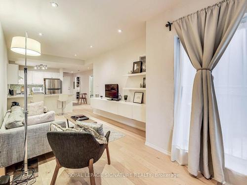 108-600 Eglinton Ave E, Toronto, ON - Indoor Photo Showing Living Room