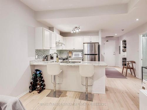 108-600 Eglinton Ave E, Toronto, ON - Indoor Photo Showing Kitchen With Upgraded Kitchen