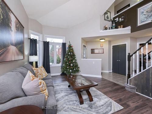 19 Eastview Cres, Orangeville, ON - Indoor Photo Showing Living Room