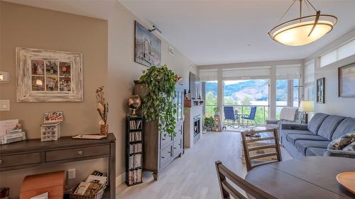 336-4205 Gellatly Road, West Kelowna, BC - Indoor Photo Showing Living Room