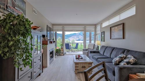 336-4205 Gellatly Road, West Kelowna, BC - Indoor Photo Showing Living Room