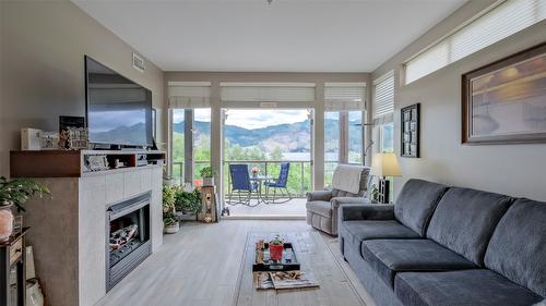 336-4205 Gellatly Road, West Kelowna, BC - Indoor Photo Showing Living Room With Fireplace