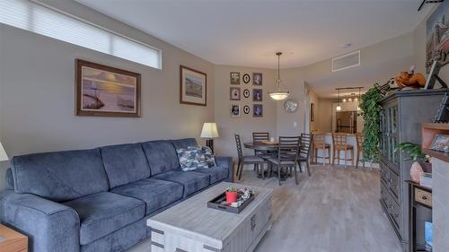 336-4205 Gellatly Road, West Kelowna, BC - Indoor Photo Showing Living Room