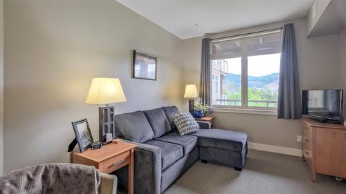 336-4205 Gellatly Road, West Kelowna, BC - Indoor Photo Showing Living Room