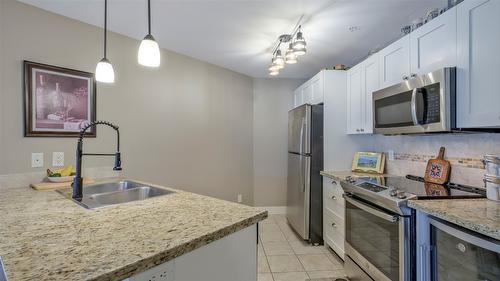 336-4205 Gellatly Road, West Kelowna, BC - Indoor Photo Showing Kitchen With Double Sink With Upgraded Kitchen