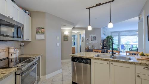 336-4205 Gellatly Road, West Kelowna, BC - Indoor Photo Showing Kitchen With Double Sink