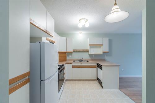 115 Heather Street, Kamloops, BC - Indoor Photo Showing Kitchen With Double Sink