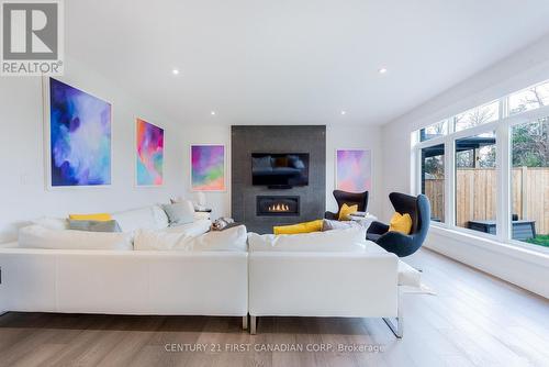 2120 Ironwood Road, London, ON - Indoor Photo Showing Living Room With Fireplace