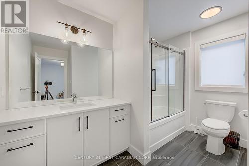 2120 Ironwood Road, London, ON - Indoor Photo Showing Bathroom