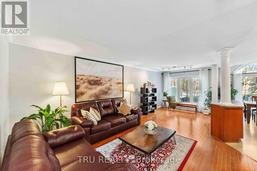 118 Tacom Circle, Ottawa, ON - Indoor Photo Showing Living Room