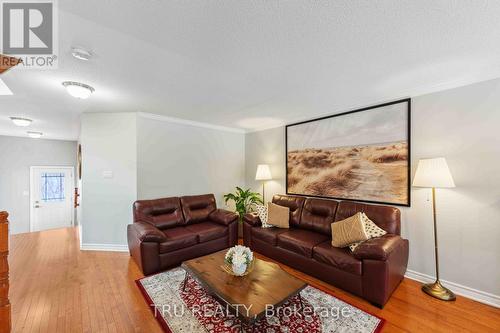 118 Tacom Circle, Ottawa, ON - Indoor Photo Showing Living Room