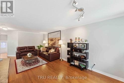 118 Tacom Circle, Ottawa, ON - Indoor Photo Showing Living Room