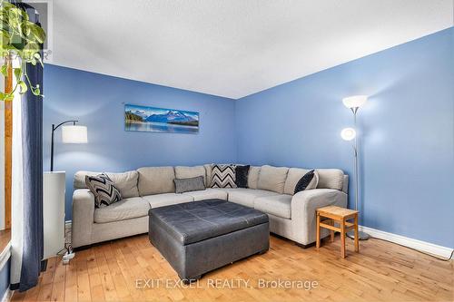 351 Russell Road, Clarence-Rockland, ON - Indoor Photo Showing Living Room