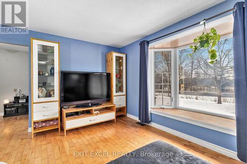 351 Russell Road, Clarence-Rockland, ON - Indoor Photo Showing Living Room