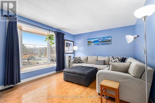 351 Russell Road, Clarence-Rockland, ON - Indoor Photo Showing Living Room