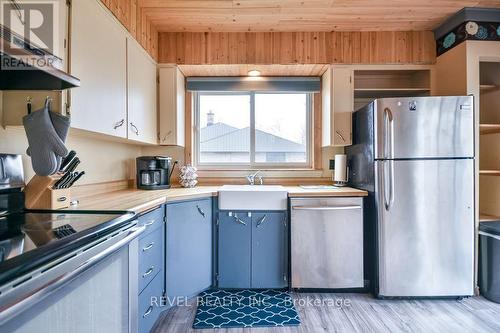 261 Nelson Crescent, Innisfil, ON - Indoor Photo Showing Kitchen