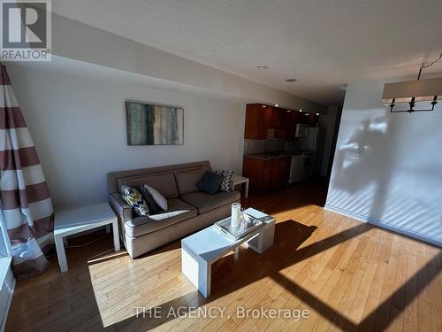 1034 - 250 Wellington Street W, Toronto, ON - Indoor Photo Showing Living Room