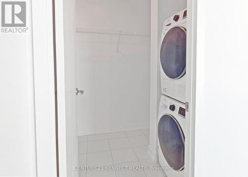 1517 - 10 Honeycrisp Crescent, Vaughan, ON - Indoor Photo Showing Laundry Room