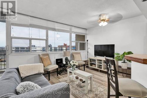 702 - 293 Mohawk Road E, Hamilton, ON - Indoor Photo Showing Living Room