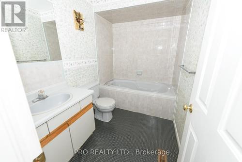 28 - 38 Elora Drive, Hamilton, ON - Indoor Photo Showing Bathroom