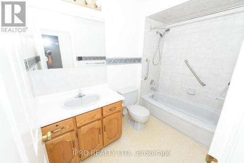 28 - 38 Elora Drive, Hamilton, ON - Indoor Photo Showing Bathroom