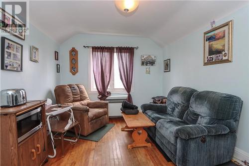 98 Kathleen Street, Sudbury, ON - Indoor Photo Showing Living Room