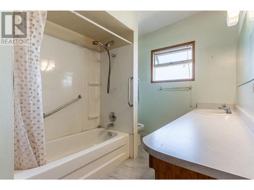 745 Kelly Drive, Kamloops, BC - Indoor Photo Showing Bathroom