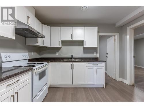 745 Kelly Drive, Kamloops, BC - Indoor Photo Showing Kitchen With Double Sink