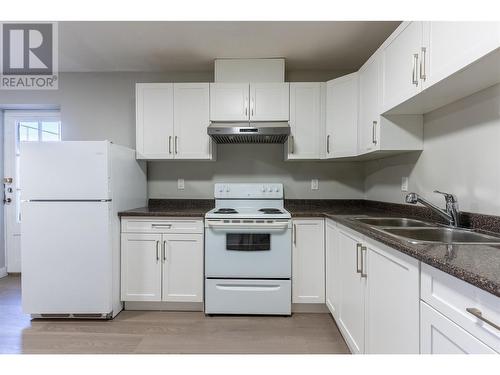 745 Kelly Drive, Kamloops, BC - Indoor Photo Showing Kitchen With Double Sink