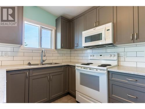 745 Kelly Drive, Kamloops, BC - Indoor Photo Showing Kitchen With Double Sink