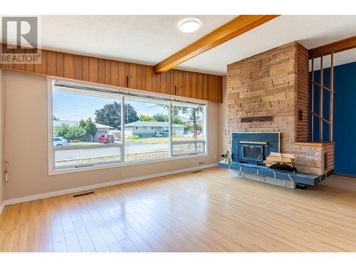 745 Kelly Drive, Kamloops, BC - Indoor Photo Showing Living Room With Fireplace