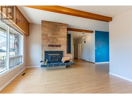 745 Kelly Drive, Kamloops, BC - Indoor Photo Showing Living Room With Fireplace