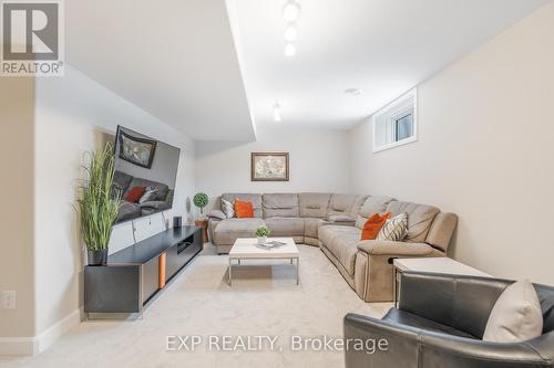 525 Lucent Street, Russell, ON - Indoor Photo Showing Living Room