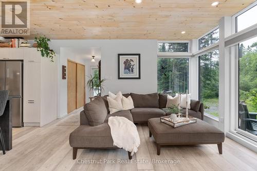 470 Markles Road, Huntsville (Brunel), ON - Indoor Photo Showing Living Room