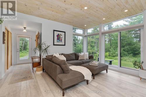 470 Markles Road, Huntsville (Brunel), ON - Indoor Photo Showing Living Room